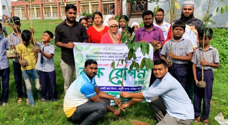 মাটি ক্ষয় রোধে আল ফীদ্ দ্বীন ফাউন্ডেশনের বৃক্ষরোপন প্রকল্প